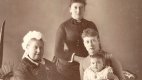 Alice s matkou, otcem a prababičkou královnou Viktorií - vlevo sedící. Snímek je z roku 1886.