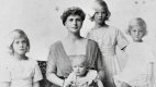 Alice se svými dcerami v roce 1915. Zleva Margarita, Sophie, Theodora a Cecilie.
