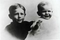 Malý Ronald se starším bratrem Neilem (1912).