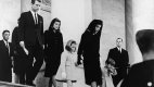 Pohřeb 35. prezidenta USA Johna F. Kennedyho, Jackie vede za ruku Caroline a Johna Jr. 