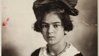 Dvanáctiletá Frida na fotografii svého otce Guillerma.