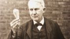 Thomas Alva Edison se svým nejznámějším vynálezem – žárovkou.