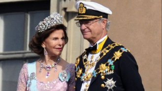 Švédský král Karel XVI. Gustaf (73) a jeho žena Silvia (75) – „prostá“ žena z lidu, někdejší hosteska