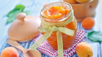 Meruňkový džem s mandlemi a skořicí