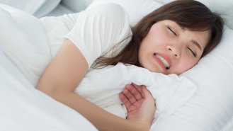 Skřípání zubů oslabuje chrup