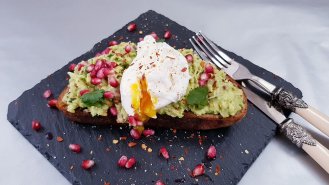 Avokádový toast s pošírovaným vejcem a granátovým jablkem