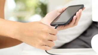 5 zlozvyků, kterých se dopouštíme při nabíjení smartphonů