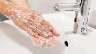 Víte, kdy je lepší použít mýdlo a kdy dezinfekci?