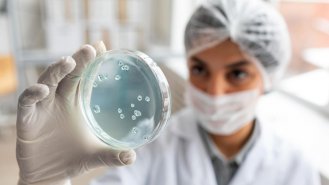 Když antibiotika nepomáhají: Rezistentní bakterie zabíjejí