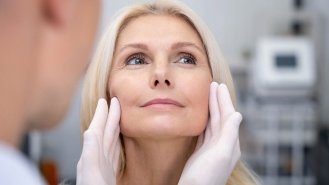 Jaký je rozdíl mezi faceliftem a deep plane faceliftem?