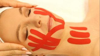 Tejpování obličeje: Malý rituál, který umí velké věci
