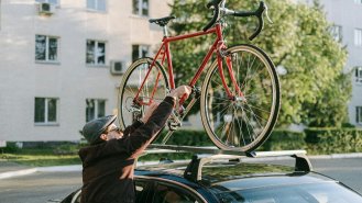Kola na nosiči: Co když spadnou nebo poškodí jiné auto?