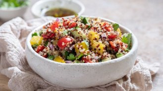 Letní quinoa salát se zeleninou