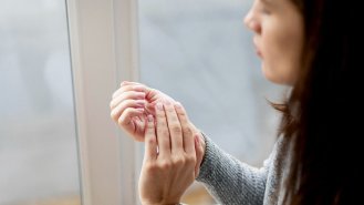 Lžičkovité nehty, žluté zbarvení nebo hluboké rýhy? To nemusí být jen kosmetický problém