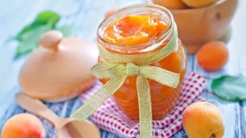 Meruňkový džem s mandlemi a skořicí