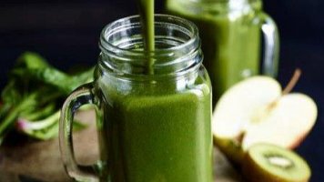 Matcha Smoothie se špenátem a kiwi