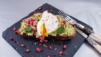Avokádový toast s pošírovaným vejcem a granátovým jablkem
