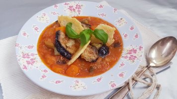 Italská polévka minestrone s parmazánovými chipsy