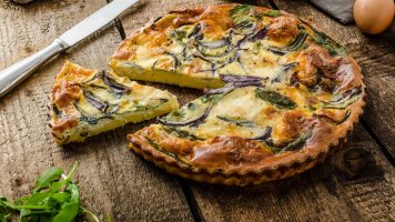 Polentový quiche se špenátem, parmazánem a kozím sýrem