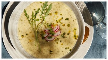 Na Zelený čtvrtek: Cuketová polévka s rukolou a ředkvičkami