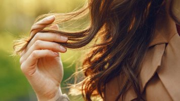 Zázračné sérum i chytré tipy: Péče o vlasy, když fouká a prší