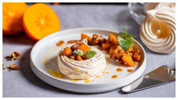 Mini Pavlova s kaki a ořechy