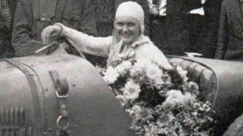 Eliška Junková: 7 obrazů ze života „první dámy volantu“