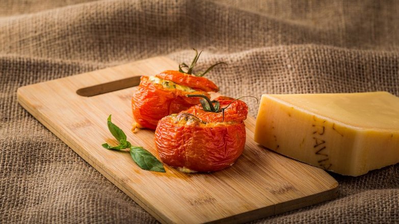 Rajčata plněná sýrem Gran Moravia se salsou