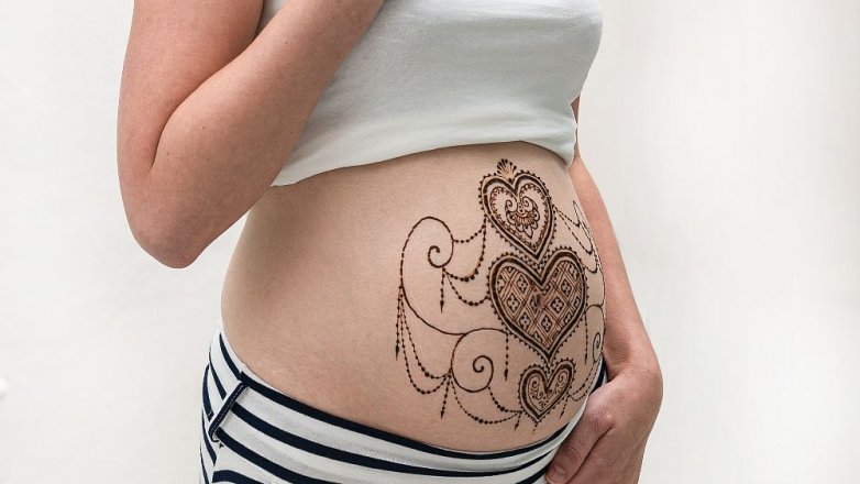 „Tetování“ hennou: Zdobení těla i obrázek pro ještě nenarozené děťátko