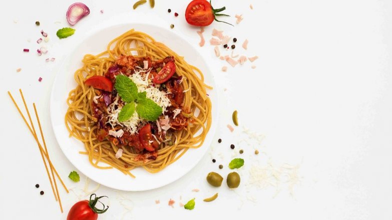 Celozrnné špagety s rajčaty a šunkou