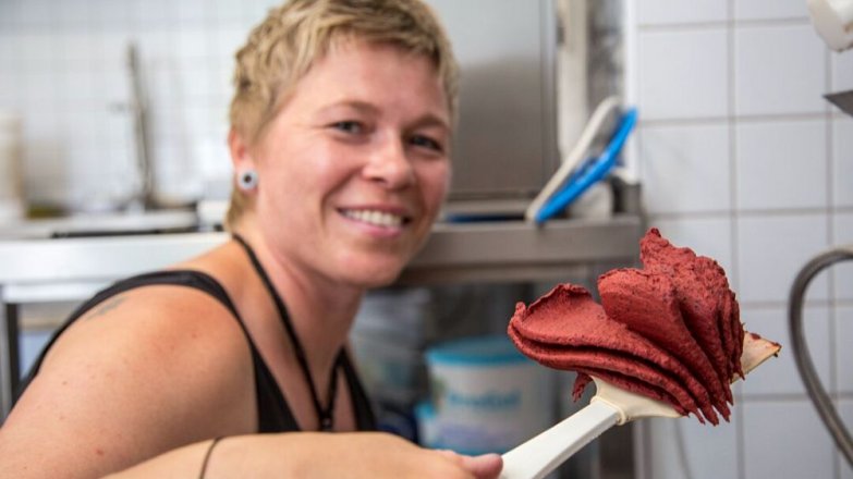 „U Čechů stále vítězí jahoda a vanilka,“ říká zmrzlinářka Monika Pavlisová.