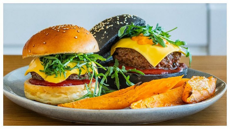 Domácí hovězí burger s batátovými hranolkami