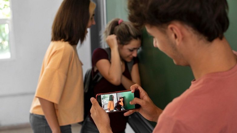 Kyberšikana u adolescentů: Jak chránit děti v době digitálního dospívání