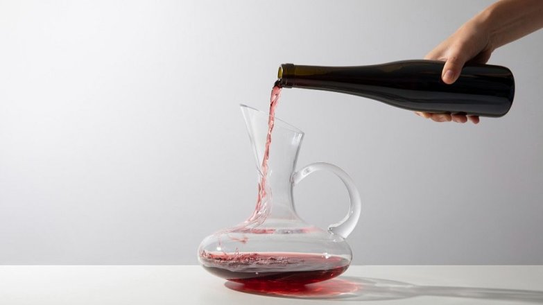 Kdy víno skutečně potřebuje vzduch a kdy mu spíš ublíží?