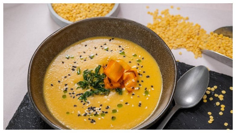 Polévka ze žluté čočky se sezamem